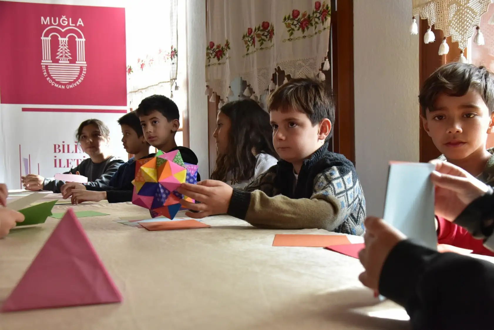 MSKÜ Bilim ve Sanat Evi'nde, çocuklar origami ile geometrinin dünyasını keşfetti