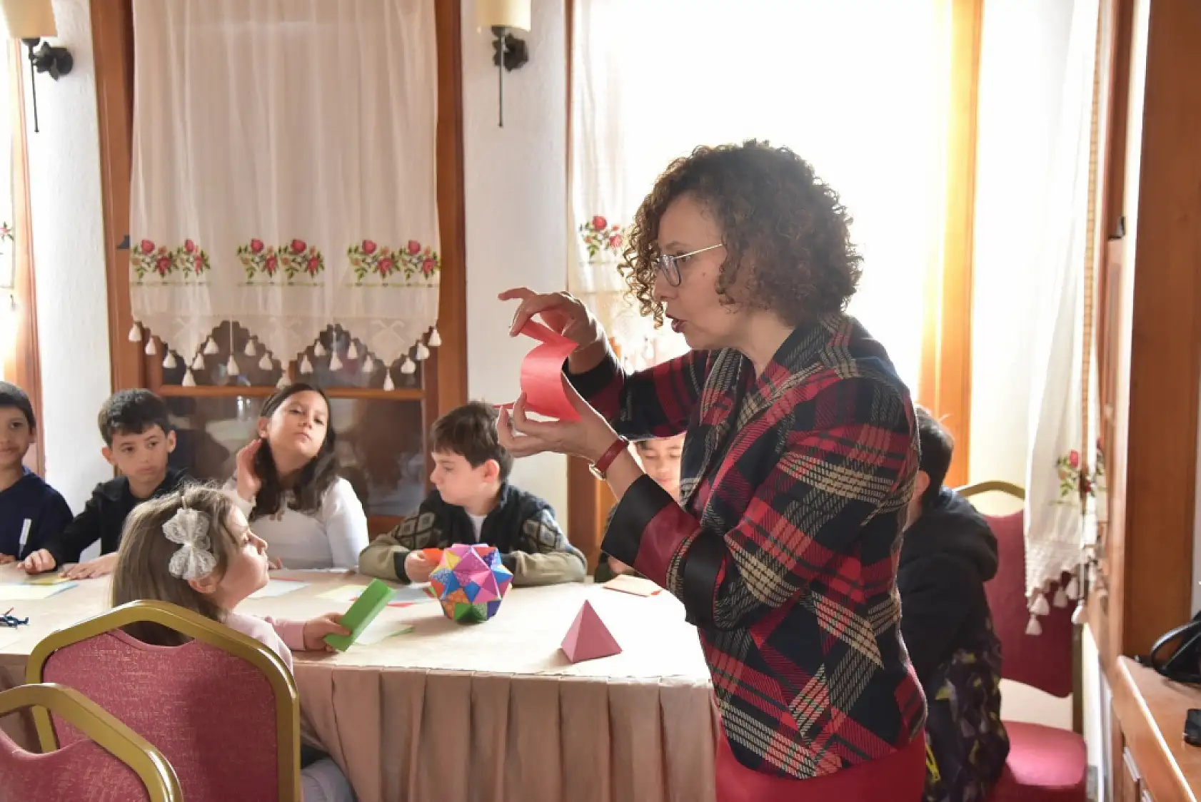 MSKÜ Bilim ve Sanat Evi'nde, çocuklar origami ile geometrinin dünyasını keşfetti
