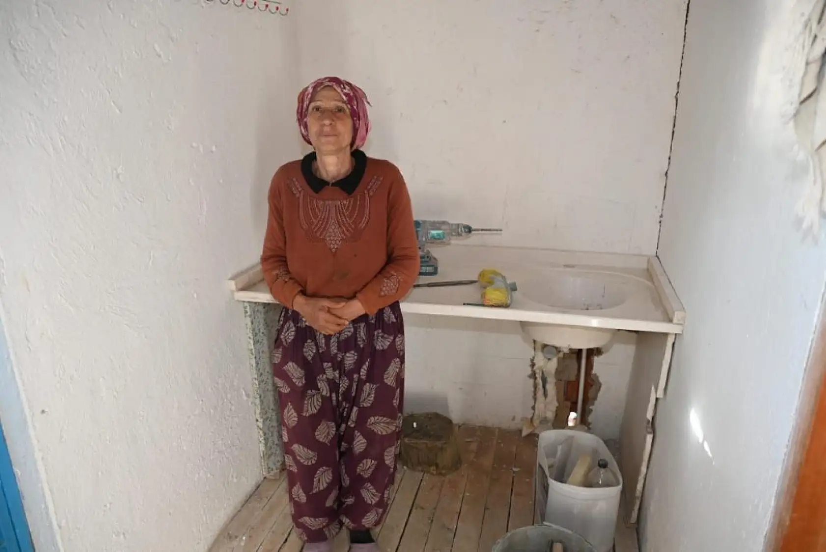 Yokluk içinde yaşadığı evde yapılan düzenlemeler Keziban teyzenin yüzünü güldürdü