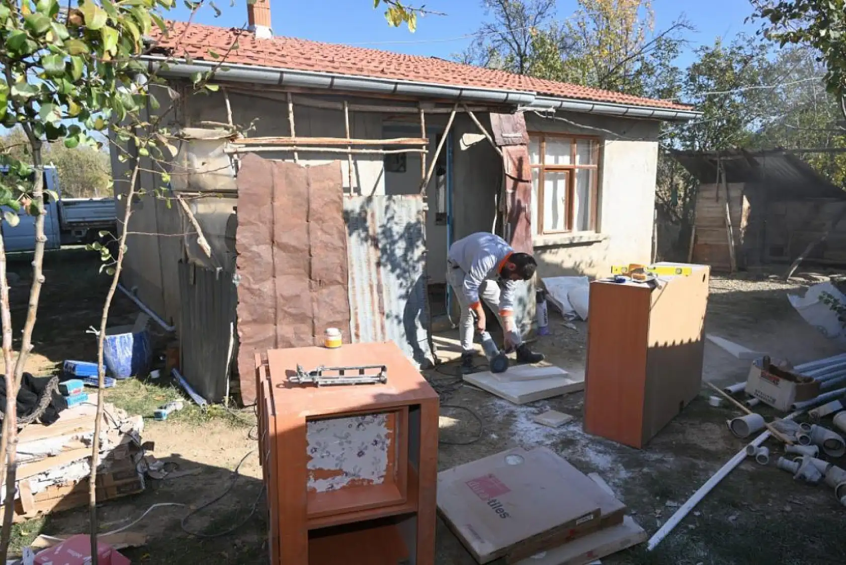 Yokluk içinde yaşadığı evde yapılan düzenlemeler Keziban teyzenin yüzünü güldürdü