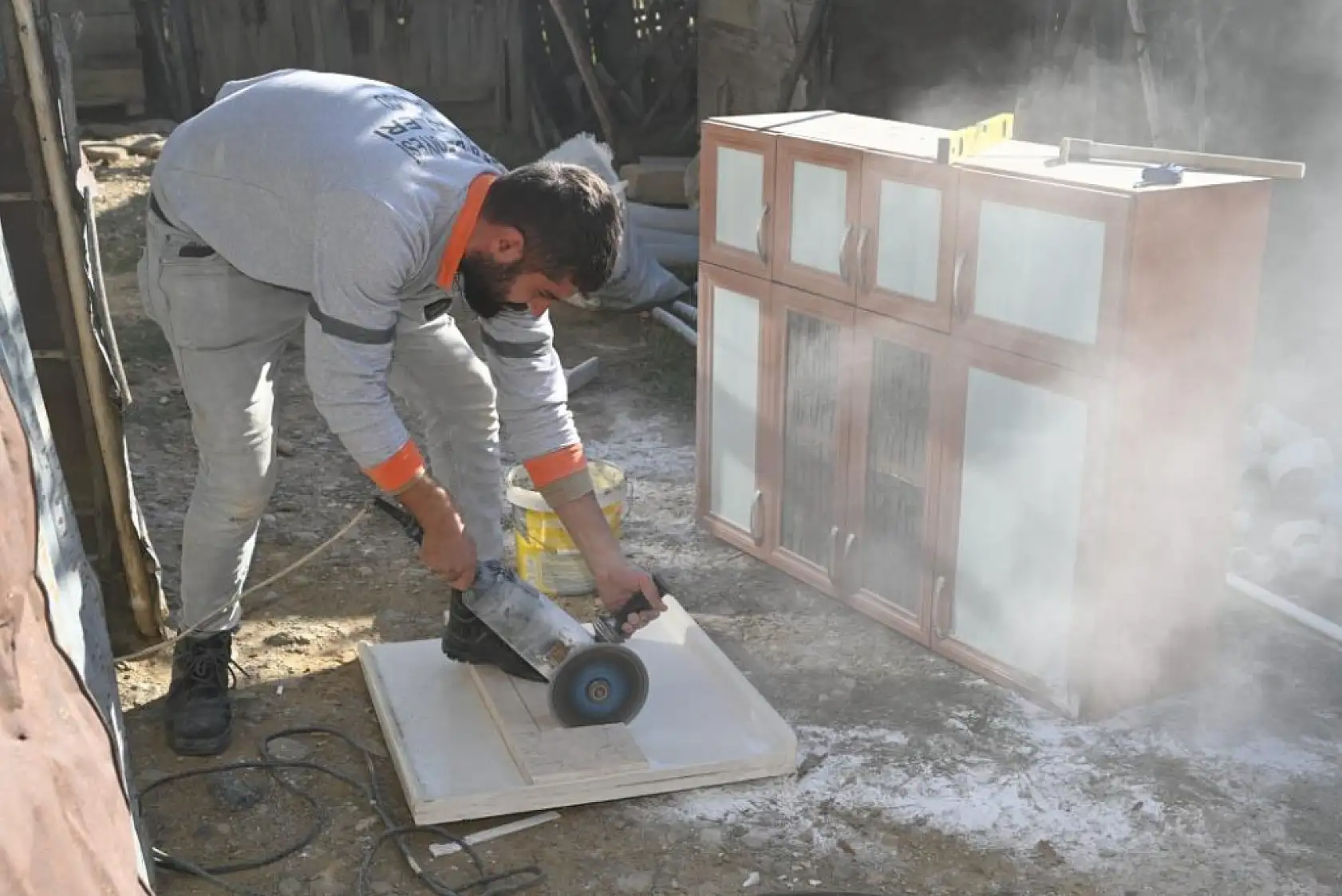 Yokluk içinde yaşadığı evde yapılan düzenlemeler Keziban teyzenin yüzünü güldürdü