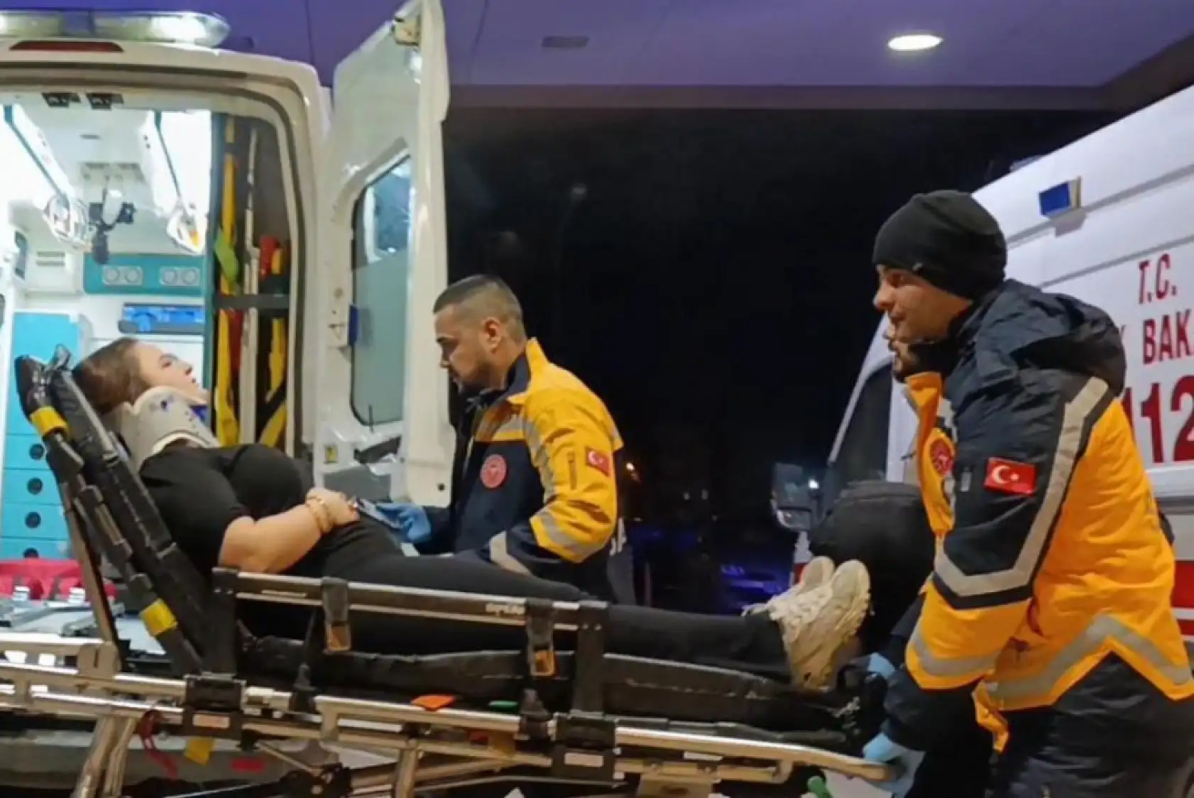 Otomobiller çarpıştı: 1'i çocuk 3 yaralı