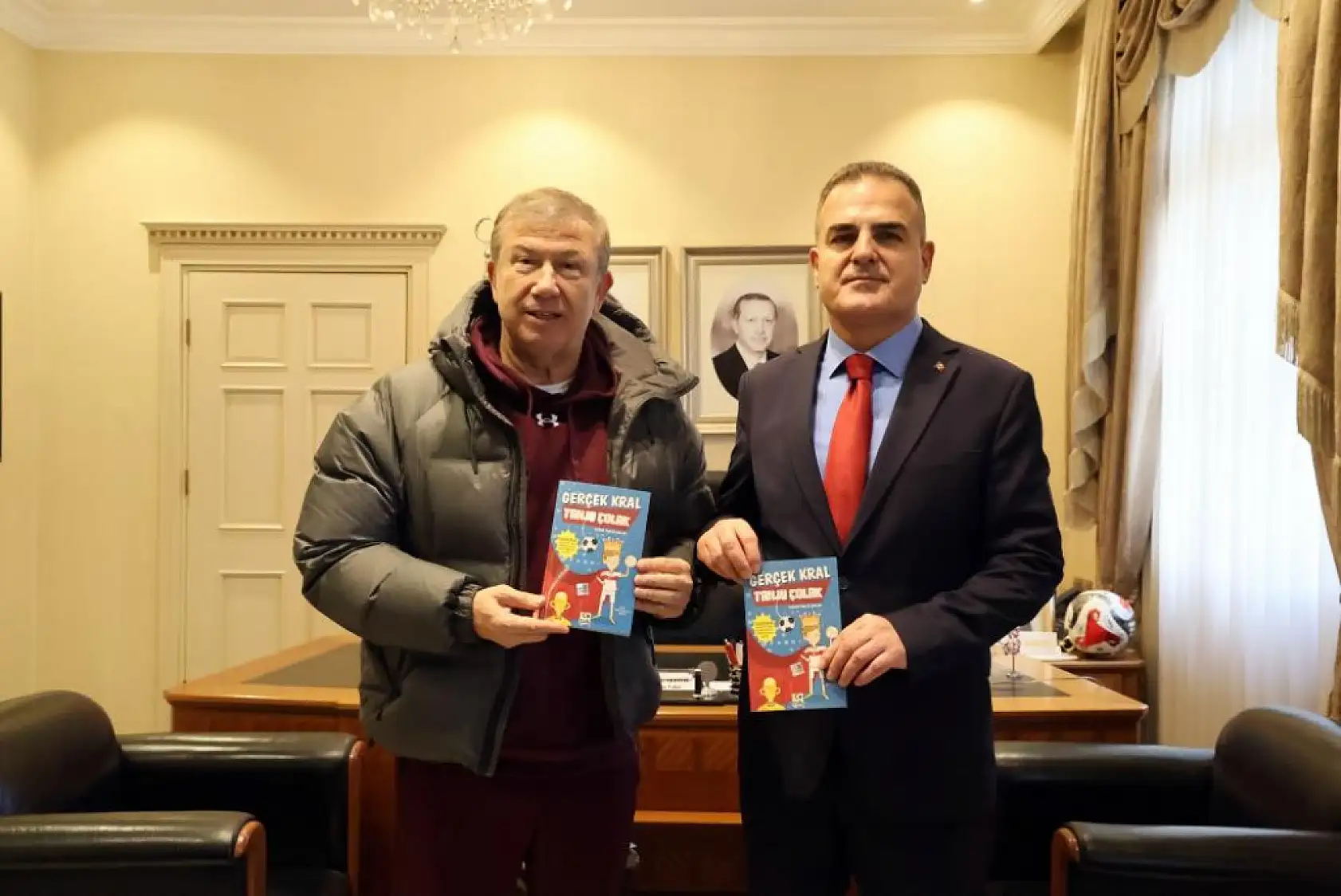 Futbolun efsane ismi Vali Akbıyık'a 'Gerçek Kral Tanju Çolak' kitabını hediye etti