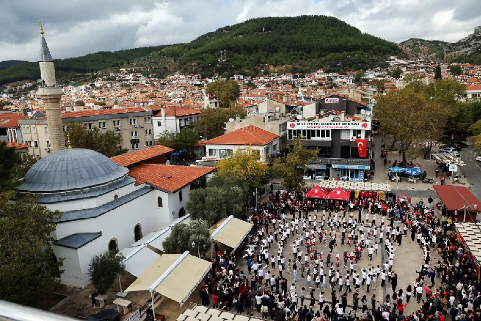 MTK Koleji'nden 'Adım Adım Cumhuriyet' Zeybek gösterisi