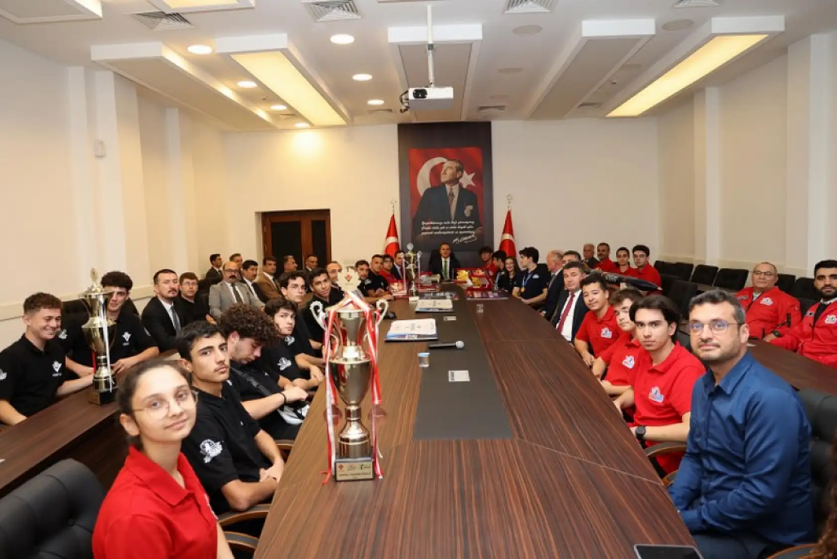 Vali Akbıyık Teknofest'te ödül alan Muğlalı gençlerle bir araya geldi