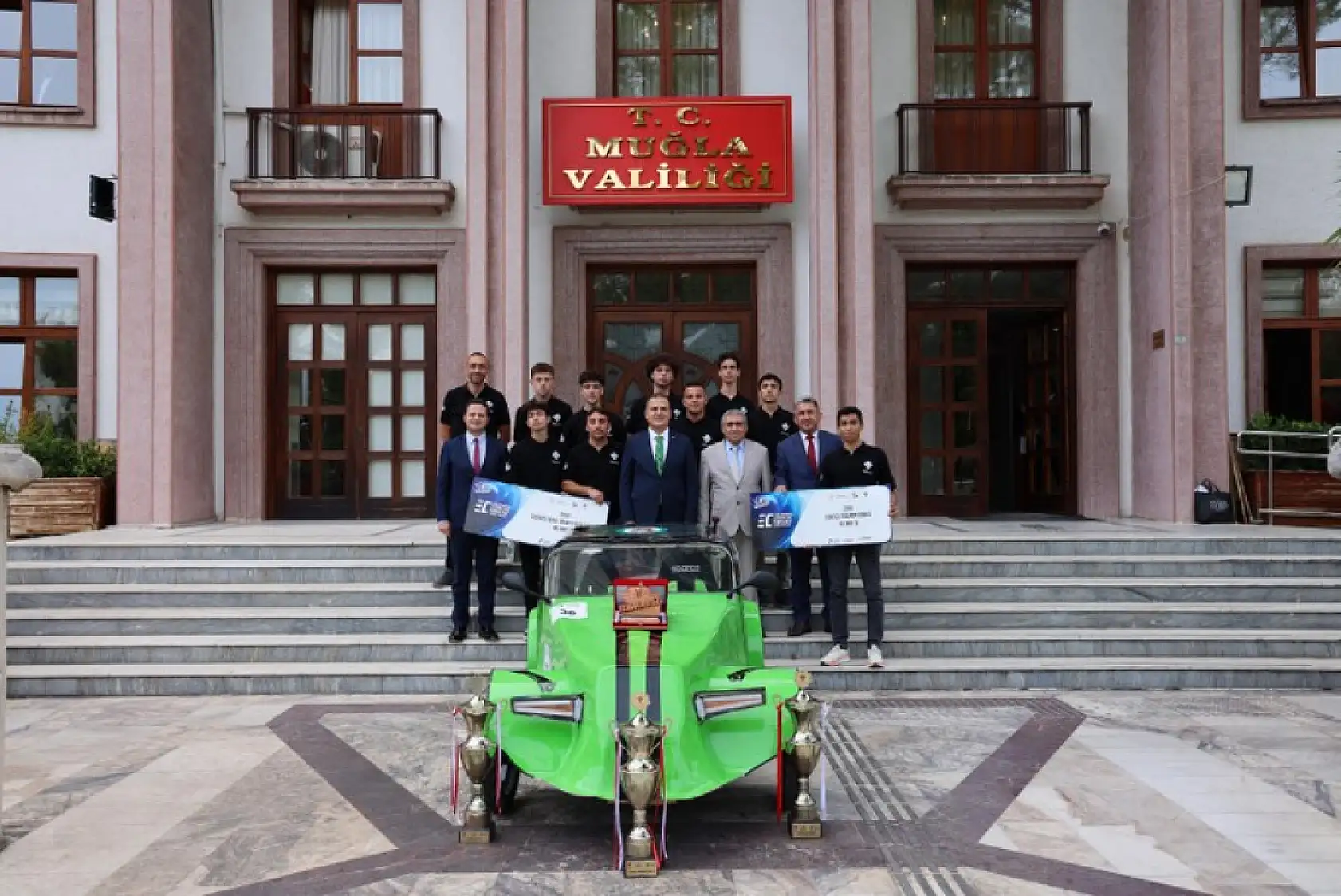 Vali Akbıyık Teknofest'te ödül alan Muğlalı gençlerle bir araya geldi