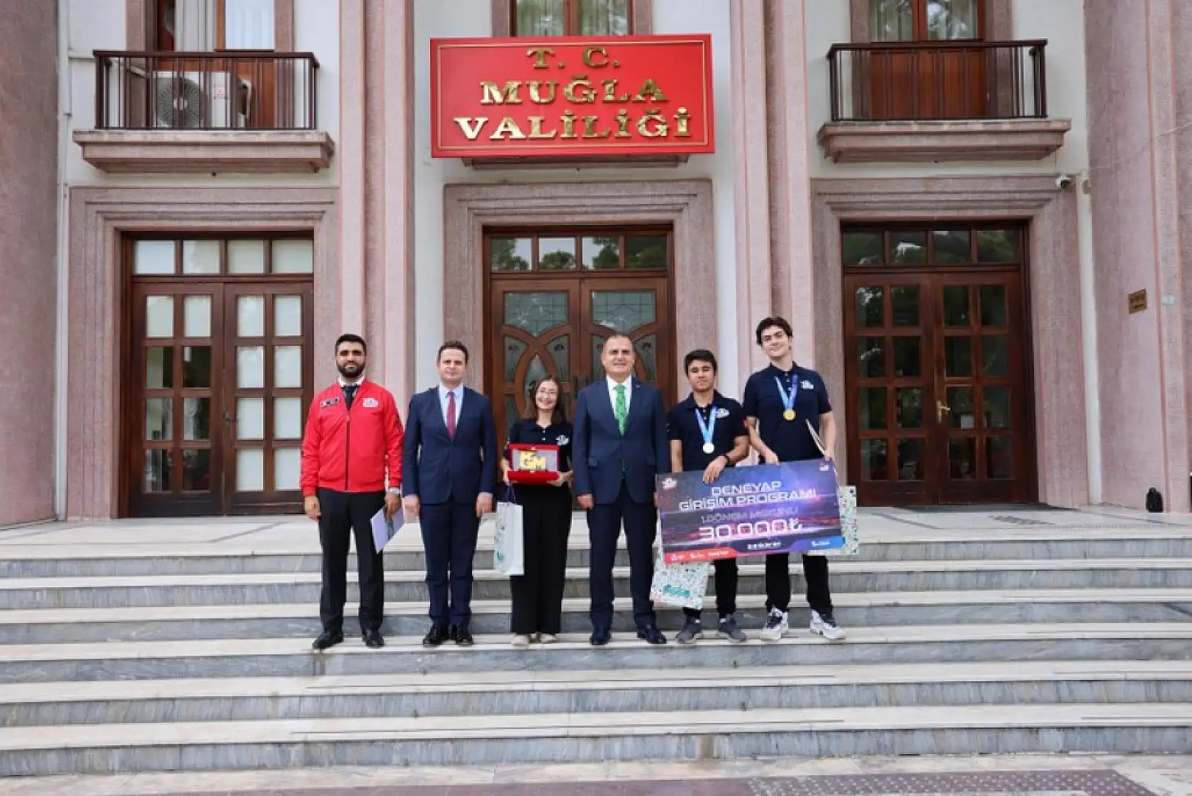 Vali Akbıyık Teknofest'te ödül alan Muğlalı gençlerle bir araya geldi