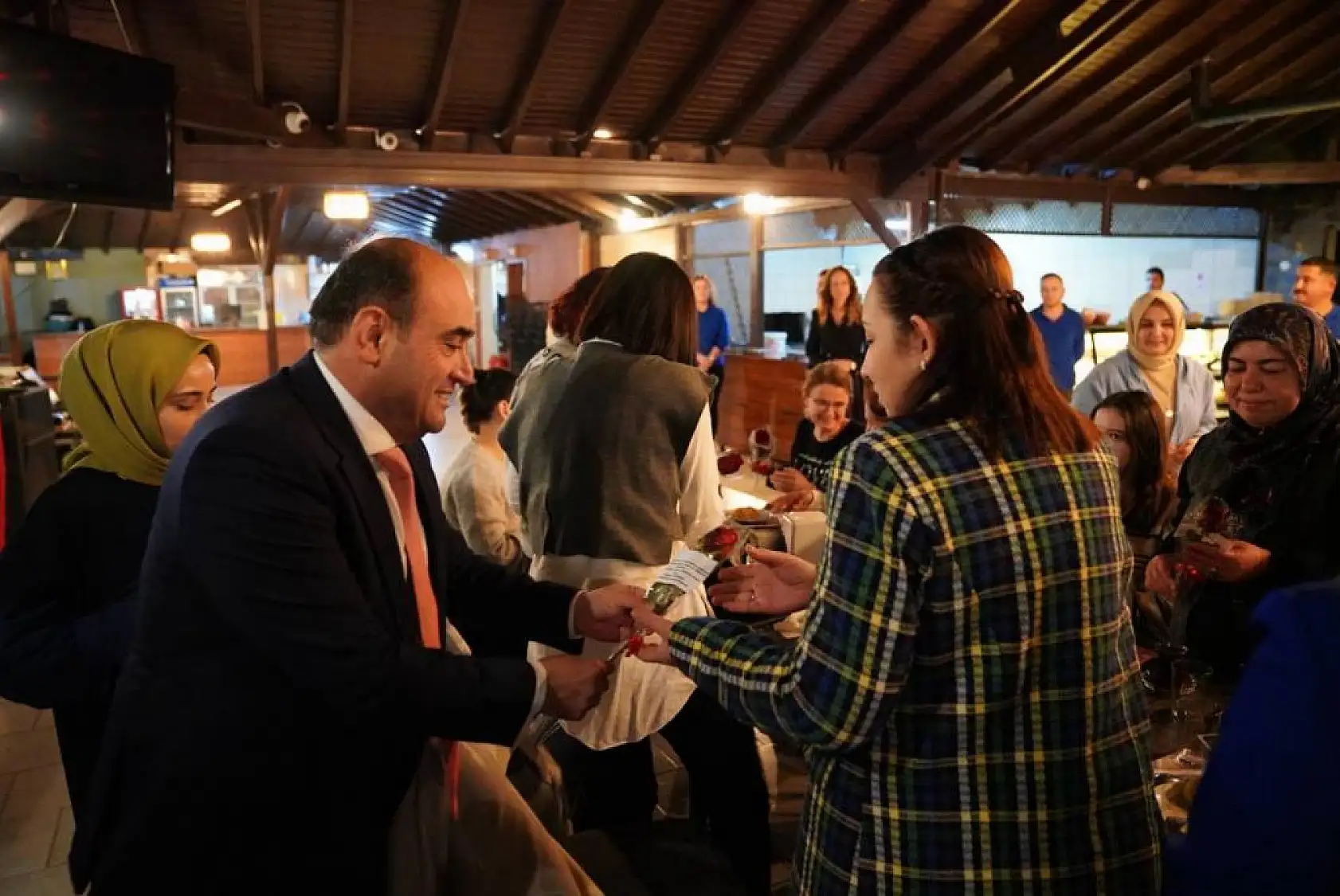Başkan Akdenizli, Kadın Esnaflarla Bir Araya Geldi