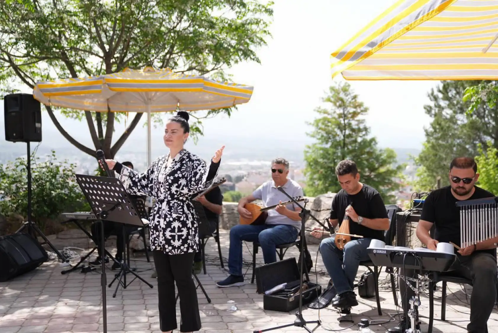 Başkan Akdenizli, Anneler Günü'nde Kadın Mesai Arkadaşlarıyla Buluştu