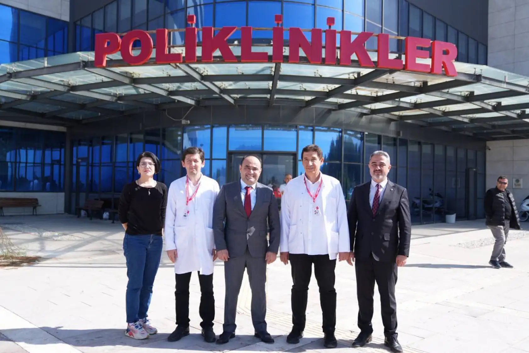 Başkan Akdenizli'den sağlık çalışanlarına karanfil