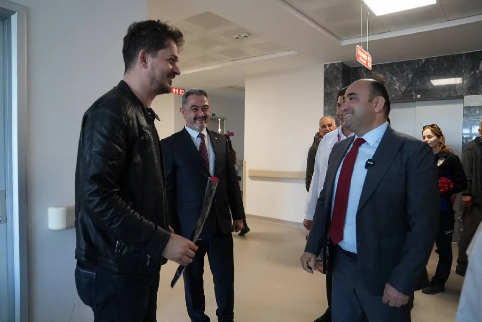 Başkan Akdenizli'den sağlık çalışanlarına karanfil