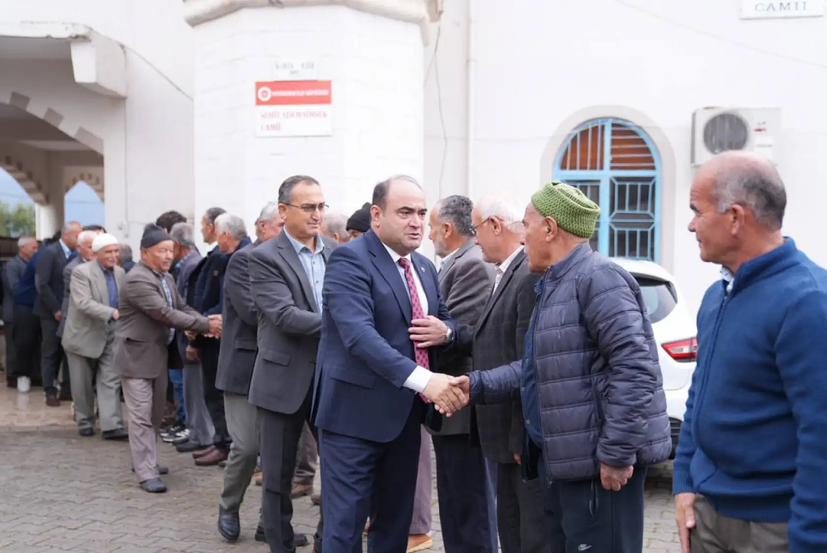 Başkan Akdenizli vatandaşlarla bayramlaştı