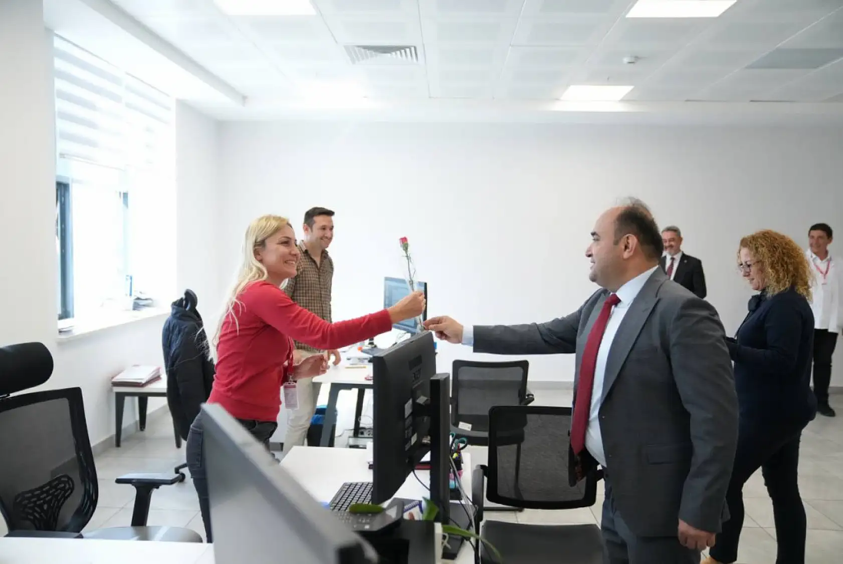 Başkan Akdenizli'den sağlık çalışanlarına karanfil