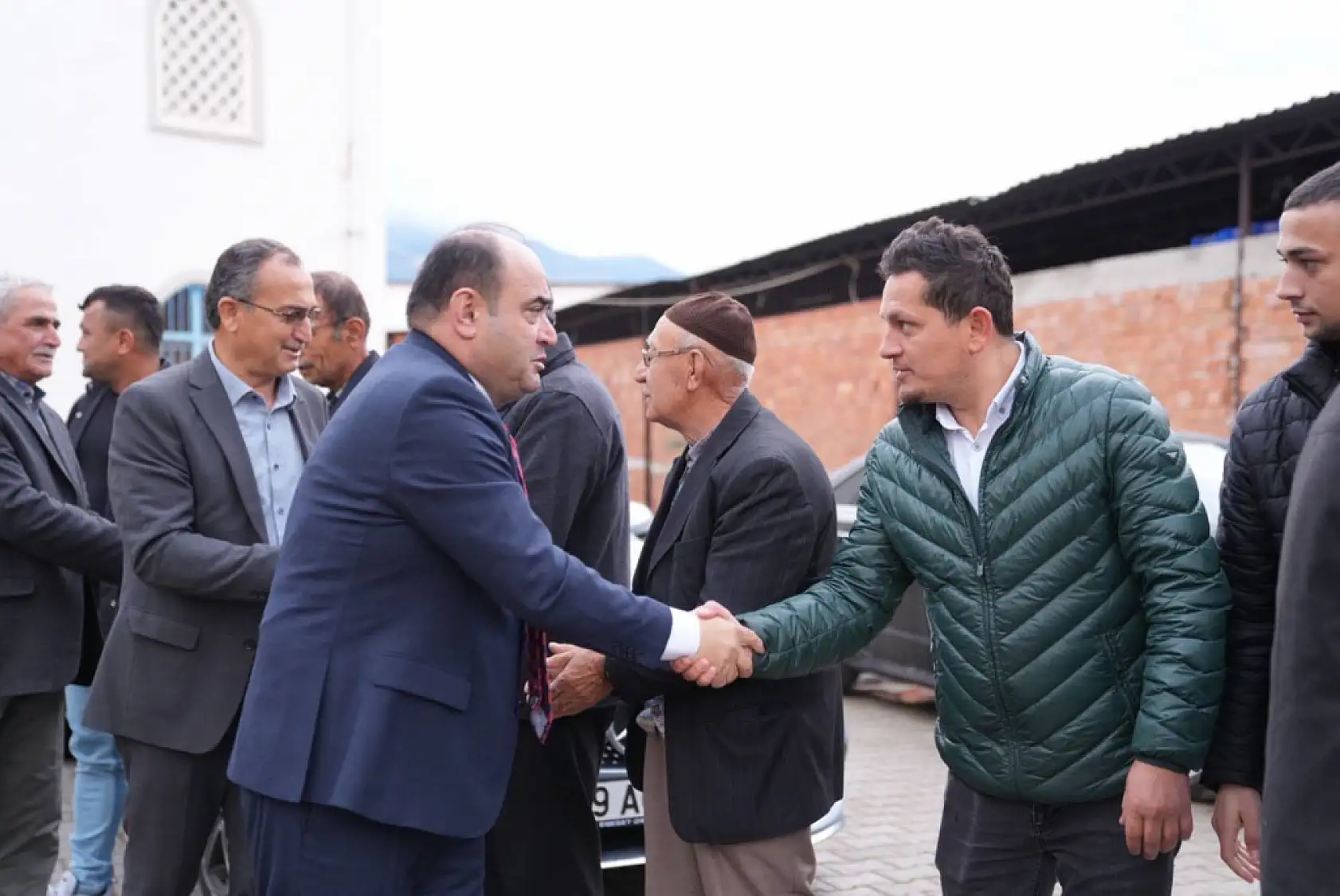 Başkan Akdenizli vatandaşlarla bayramlaştı