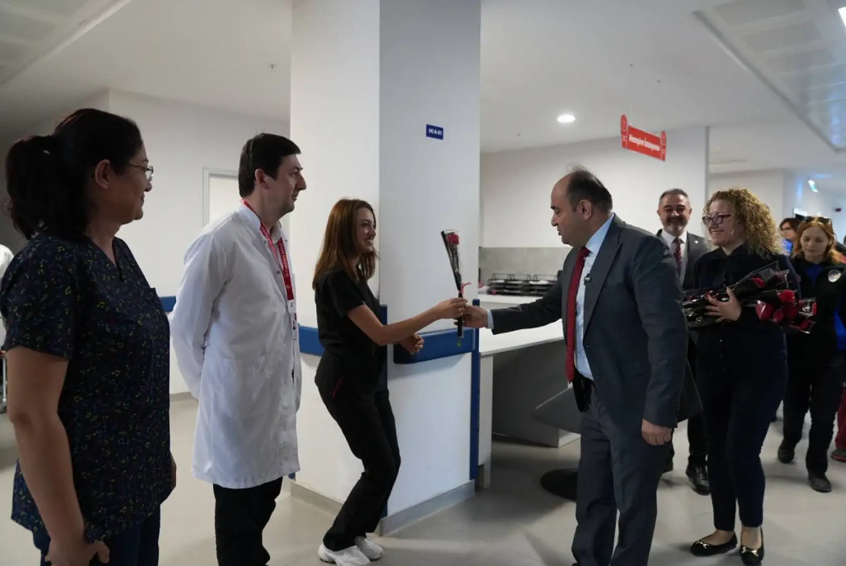 Başkan Akdenizli'den sağlık çalışanlarına karanfil