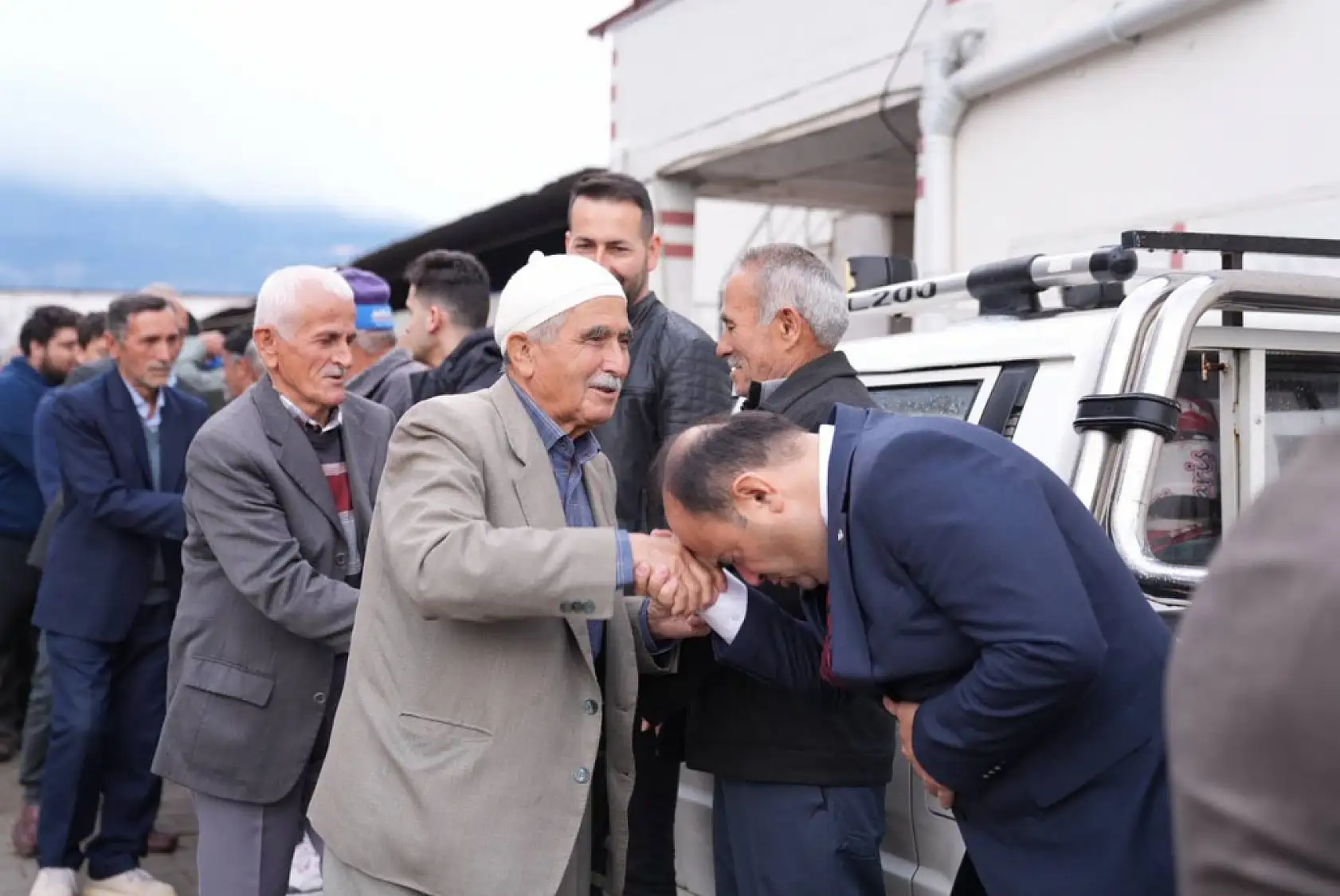 Başkan Akdenizli vatandaşlarla bayramlaştı