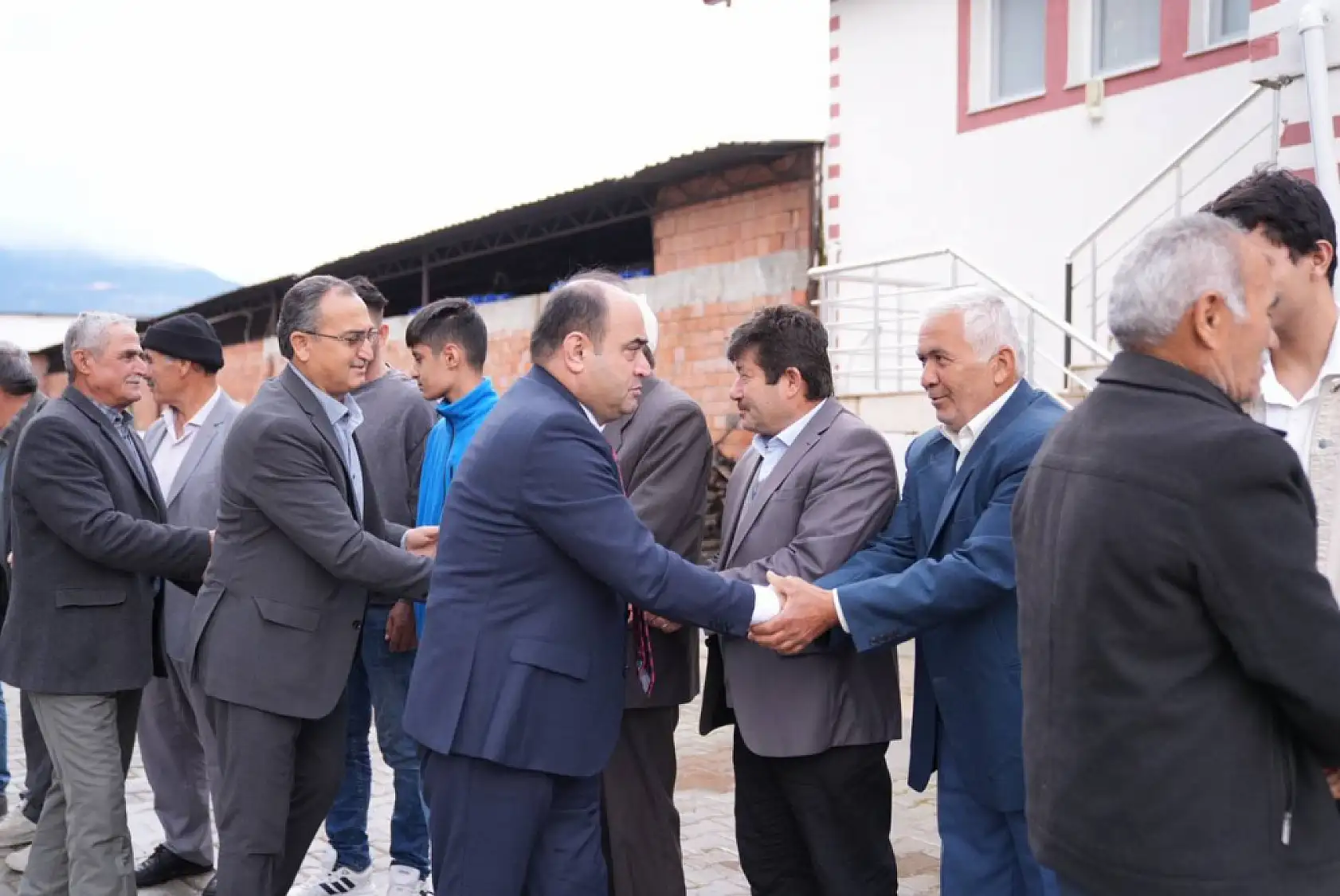 Başkan Akdenizli vatandaşlarla bayramlaştı