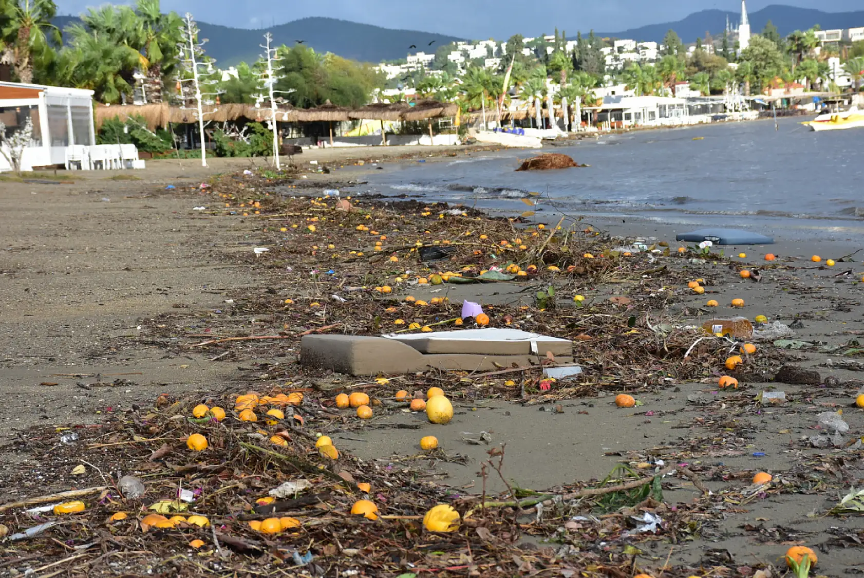 Bodrum'da yağmur suyuyla denize sürüklenen atıklar kıyıya vurdu