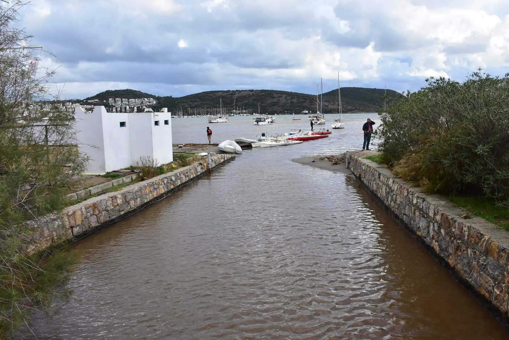 Bodrum'da yağmur suyuyla denize sürüklenen atıklar kıyıya vurdu