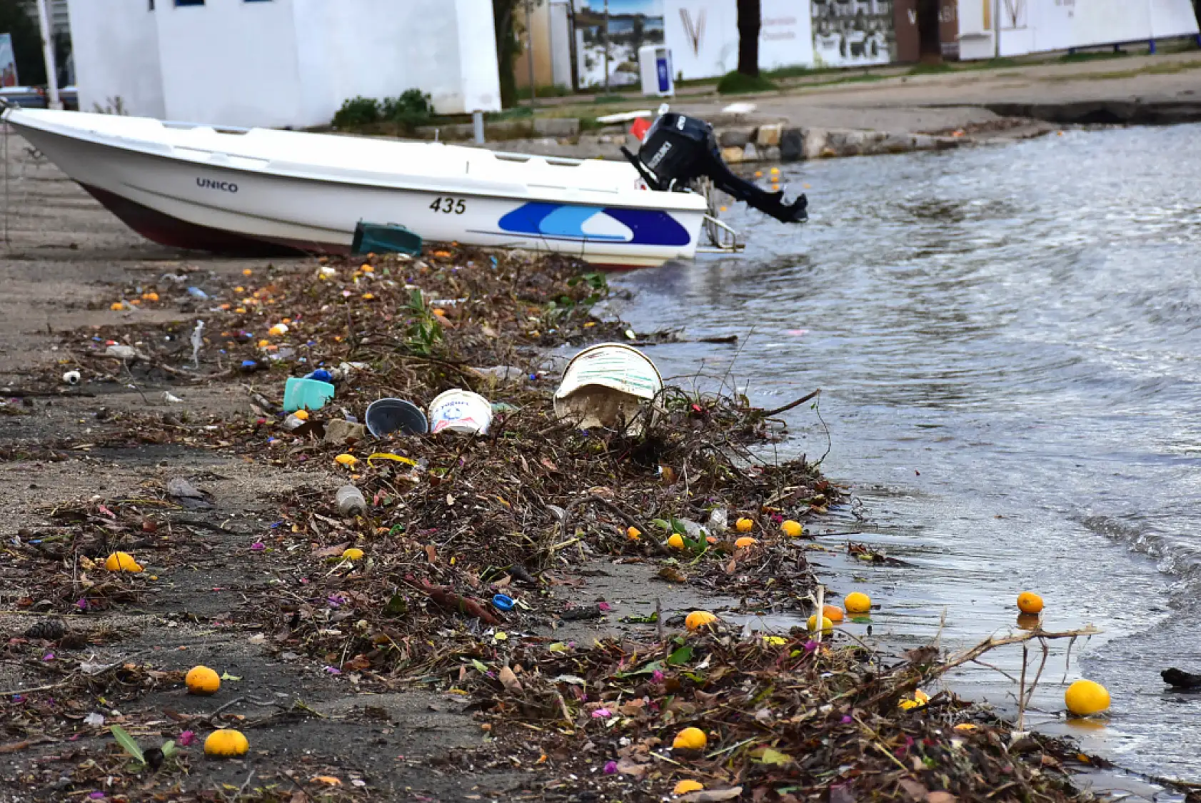 Bodrum'da yağmur suyuyla denize sürüklenen atıklar kıyıya vurdu
