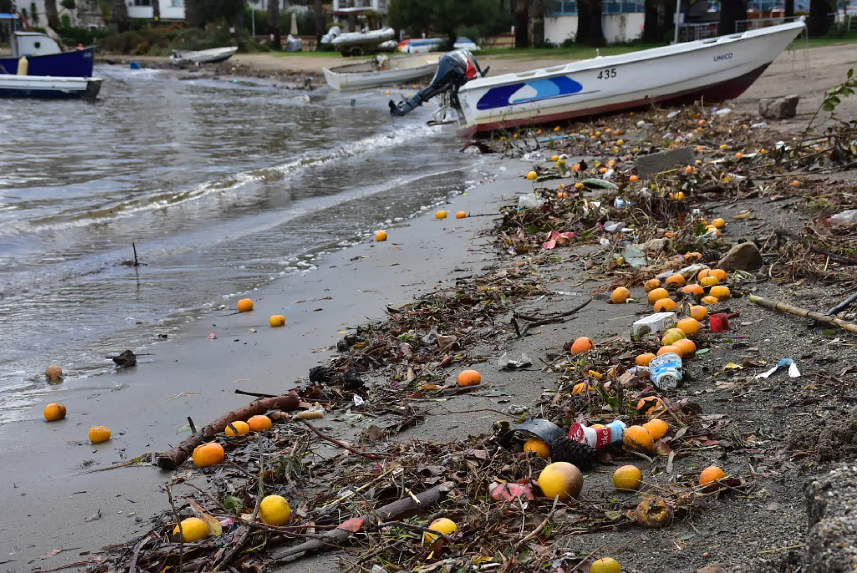 Bodrum'da yağmur suyuyla denize sürüklenen atıklar kıyıya vurdu