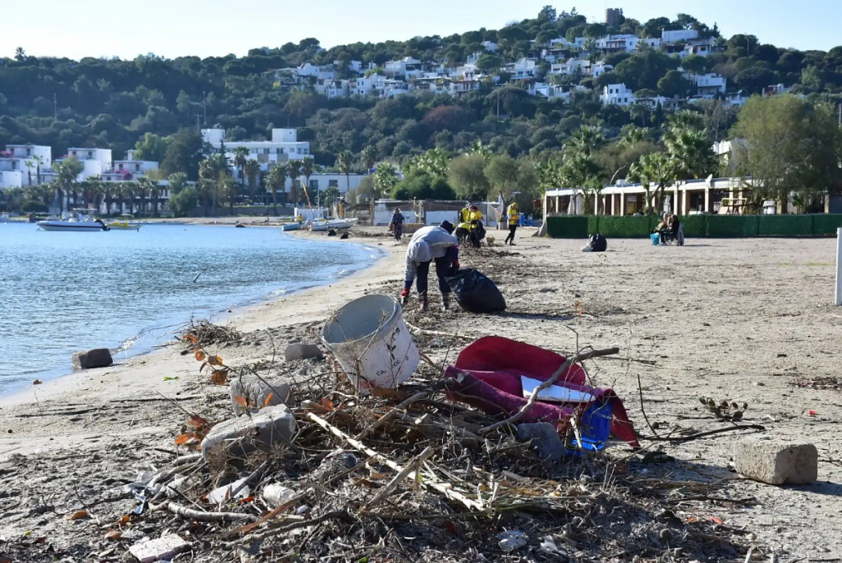 Bodrum'da kıyıya vuran atıklar gönüllüler tarafından temizlendi