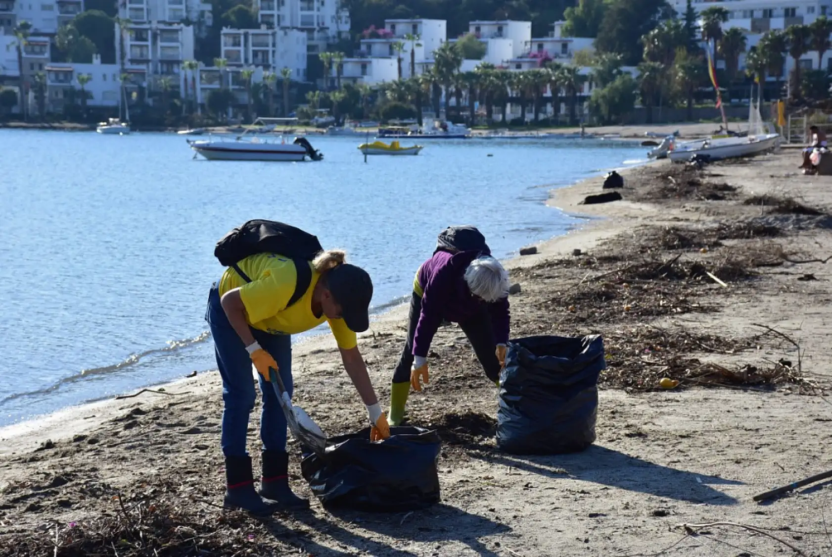Bodrum'da kıyıya vuran atıklar gönüllüler tarafından temizlendi