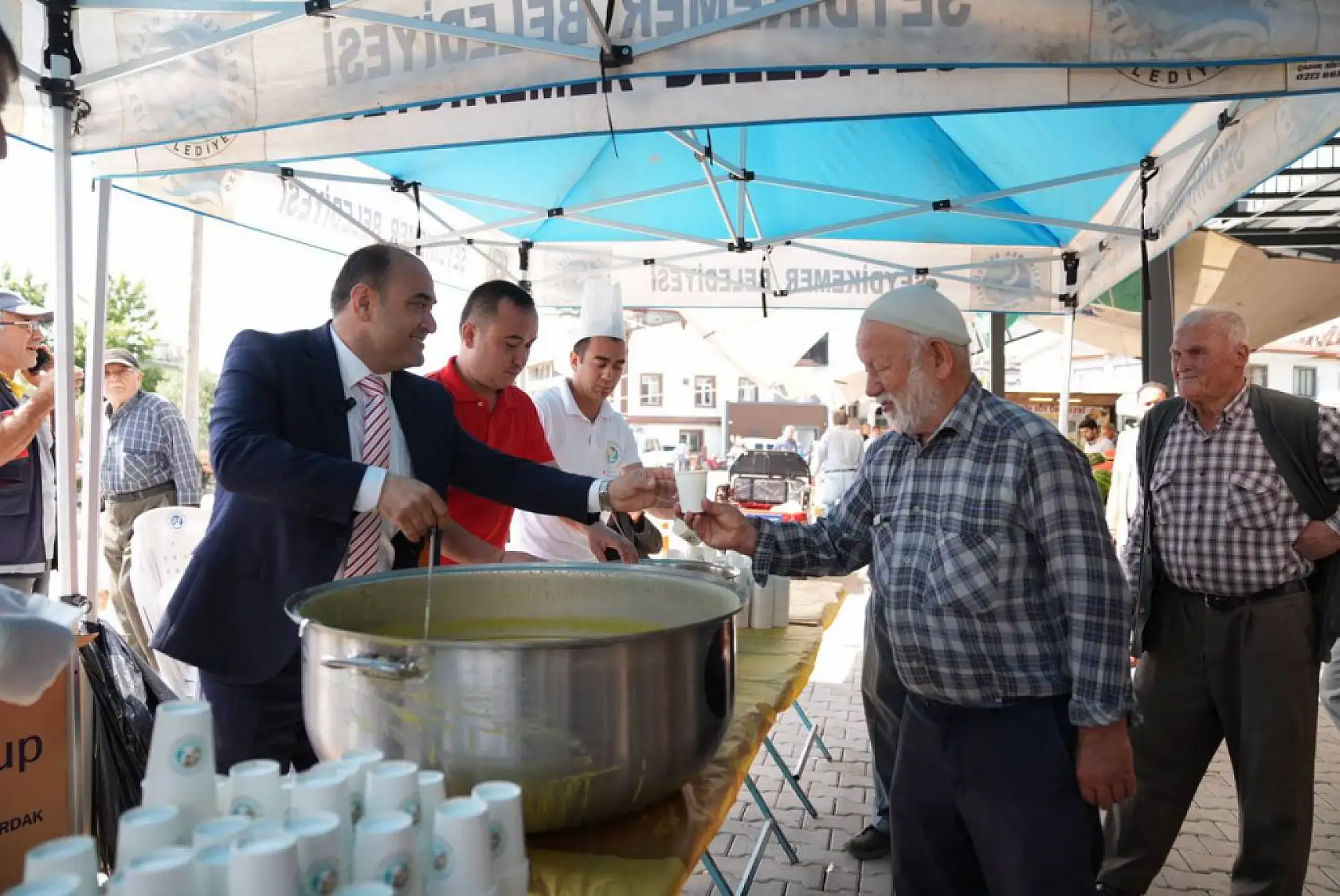 Başkan Akdenizli, Yeni Pazar Yerinde Esnafla Buluştu