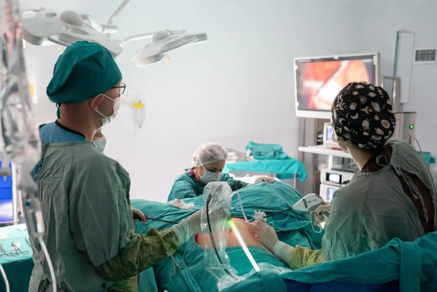 Doktorlar şok oldu! Kadının karnından 7 kilo tümör çıktı