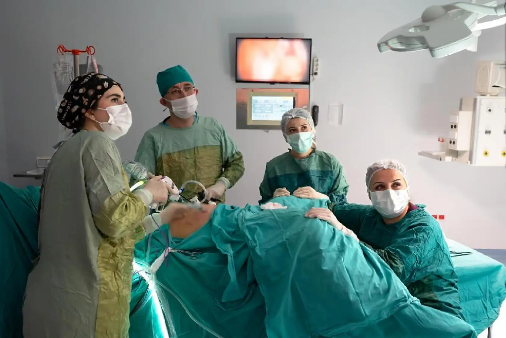 Doktorlar şok oldu! Kadının karnından 7 kilo tümör çıktı