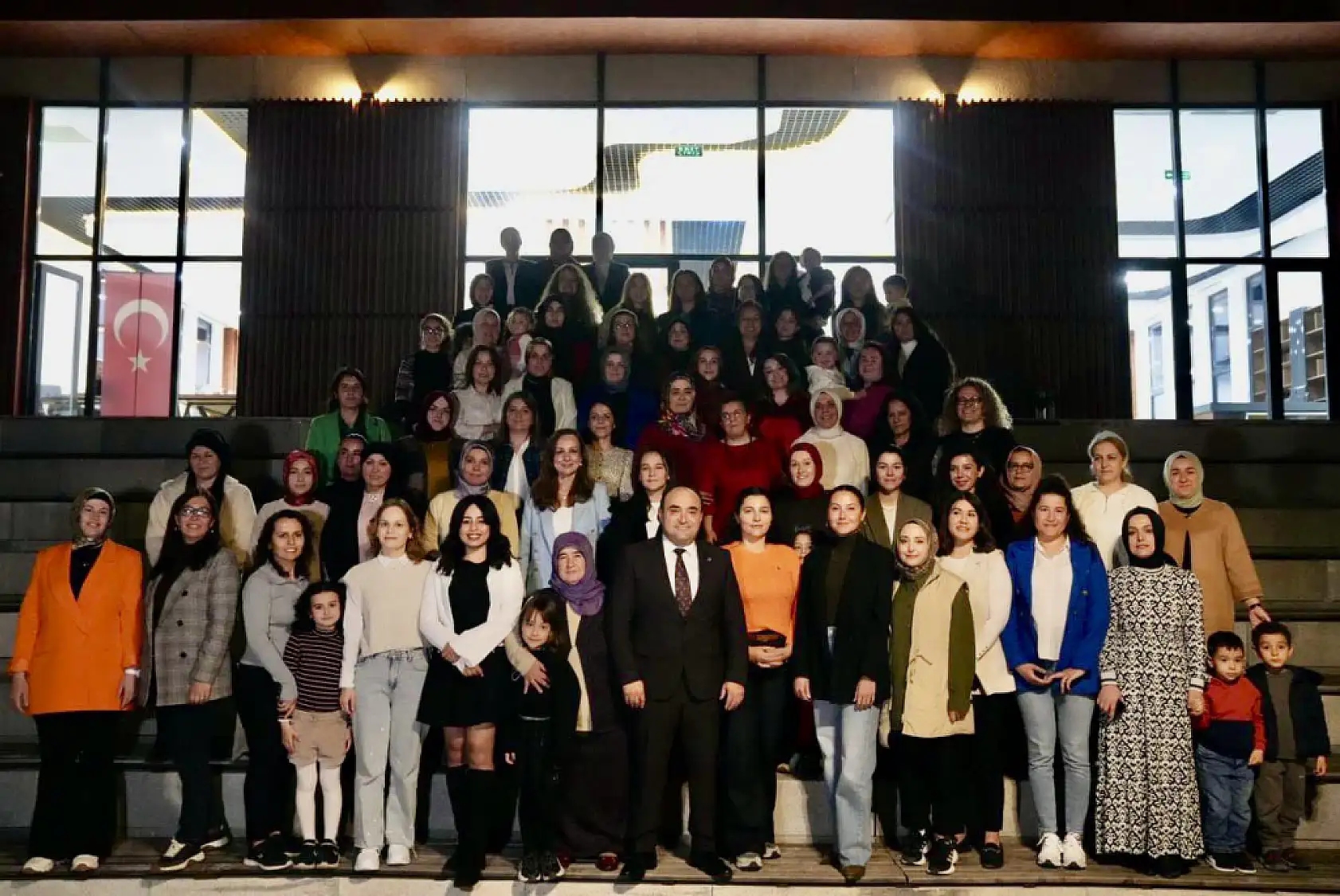 Başkan Akdenizli Belediyedeki Kadın Personelin Gününü Kutladı