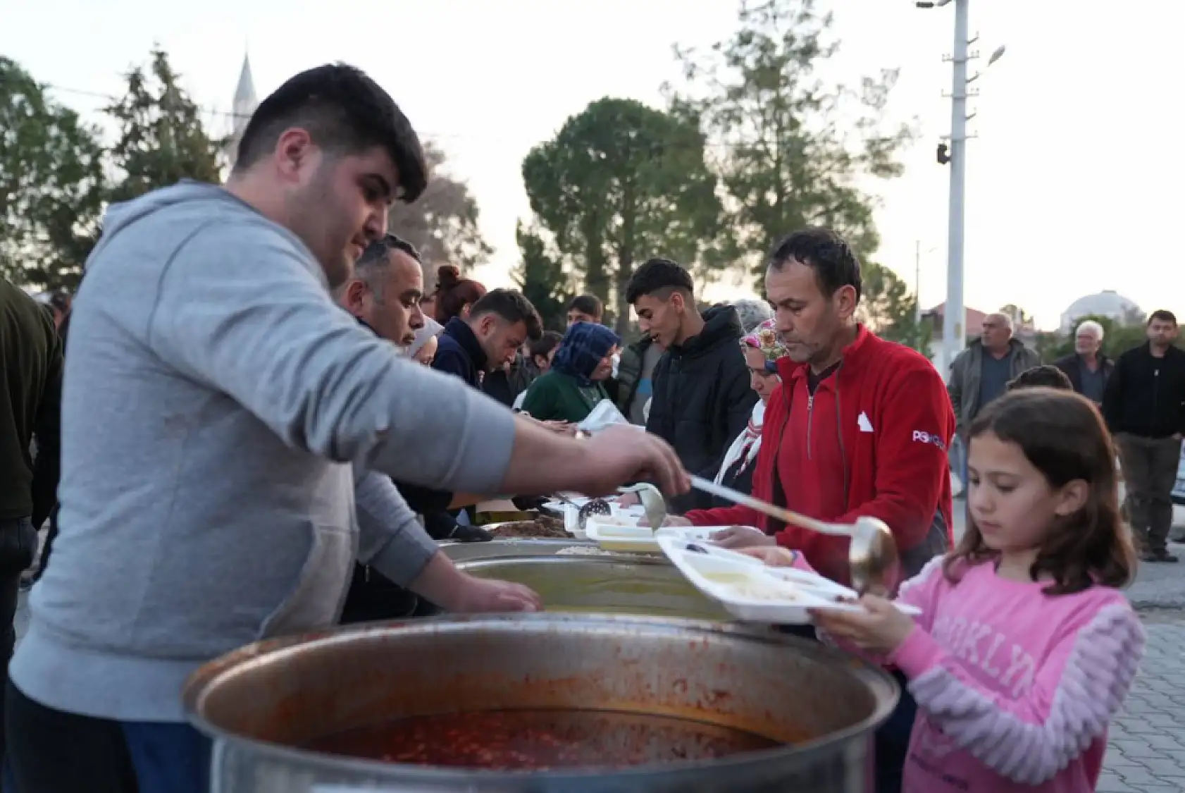Başkan Akdenizli iftarını Kadıköy Mahallesinde vatandaşlarla yaptı
