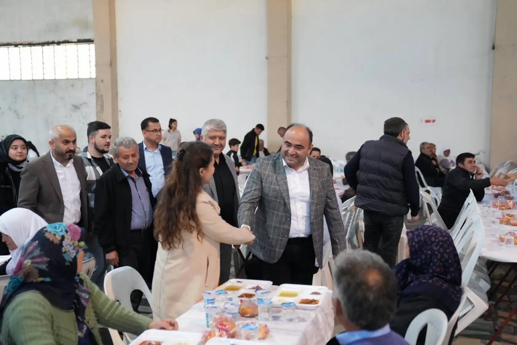 Başkan Akdenizli iftarını Kadıköy Mahallesinde vatandaşlarla yaptı
