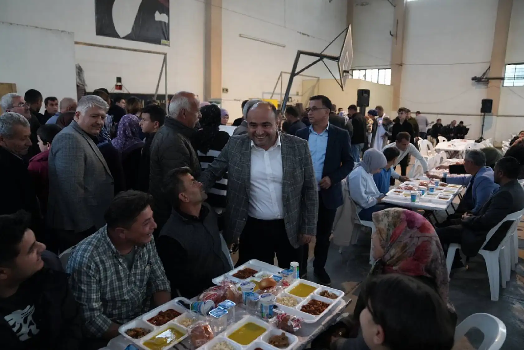 Başkan Akdenizli iftarını Kadıköy Mahallesinde vatandaşlarla yaptı