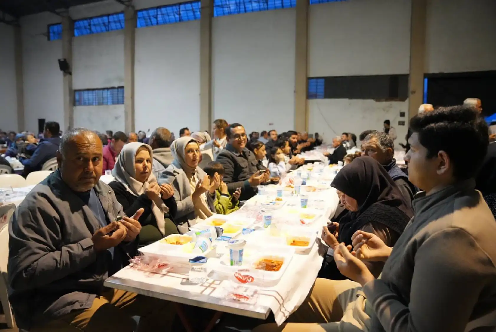 Başkan Akdenizli iftarını Kadıköy Mahallesinde vatandaşlarla yaptı