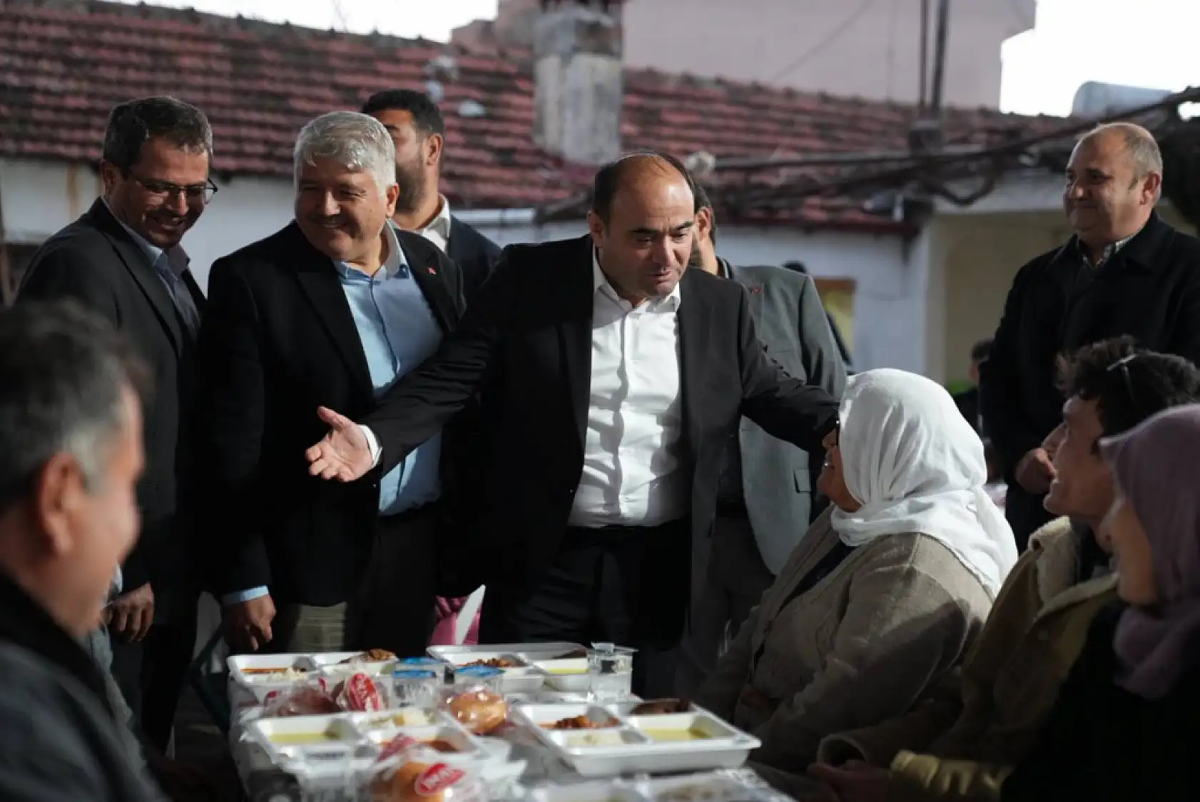 Başkan Akdenizli 2 bin kişiyle orucunu açtı