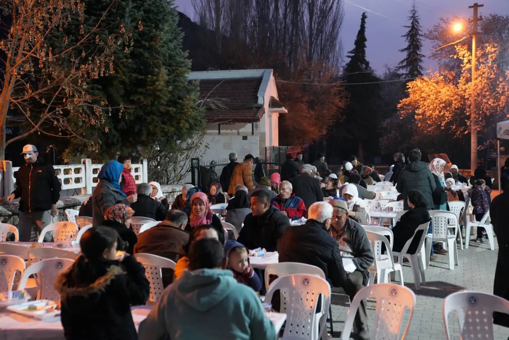 Başkan Akdenizli İftarını Seki Mahallesinde Vatandaşlarla Yaptı