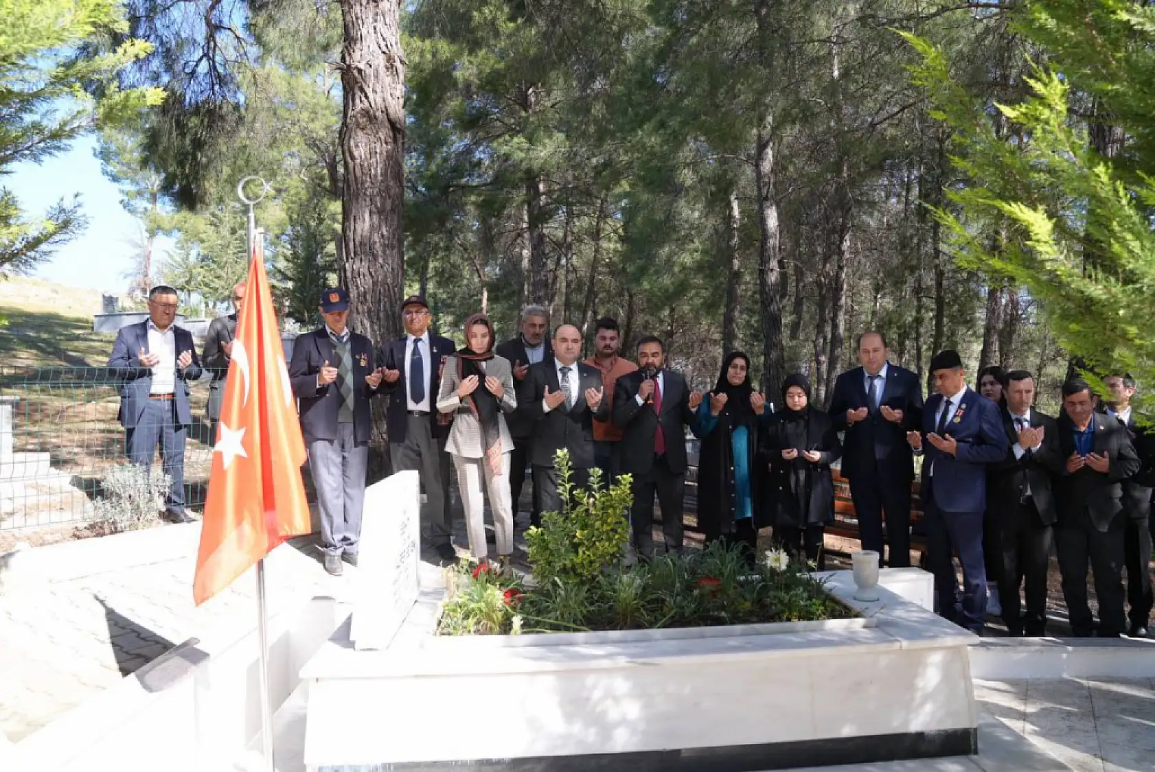 Seydikemer Protokolü Şehitlerimizin Kabirlerini Ziyaret Etti