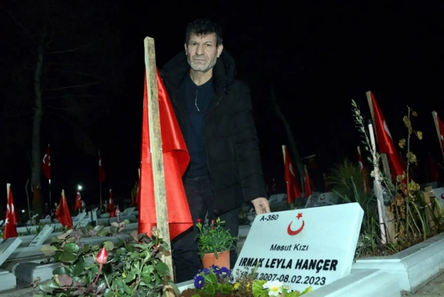 Enkaz altındaki kızının elini bırakmayan baba: Ellerini öptüm ama hiçbir çare bulamadık