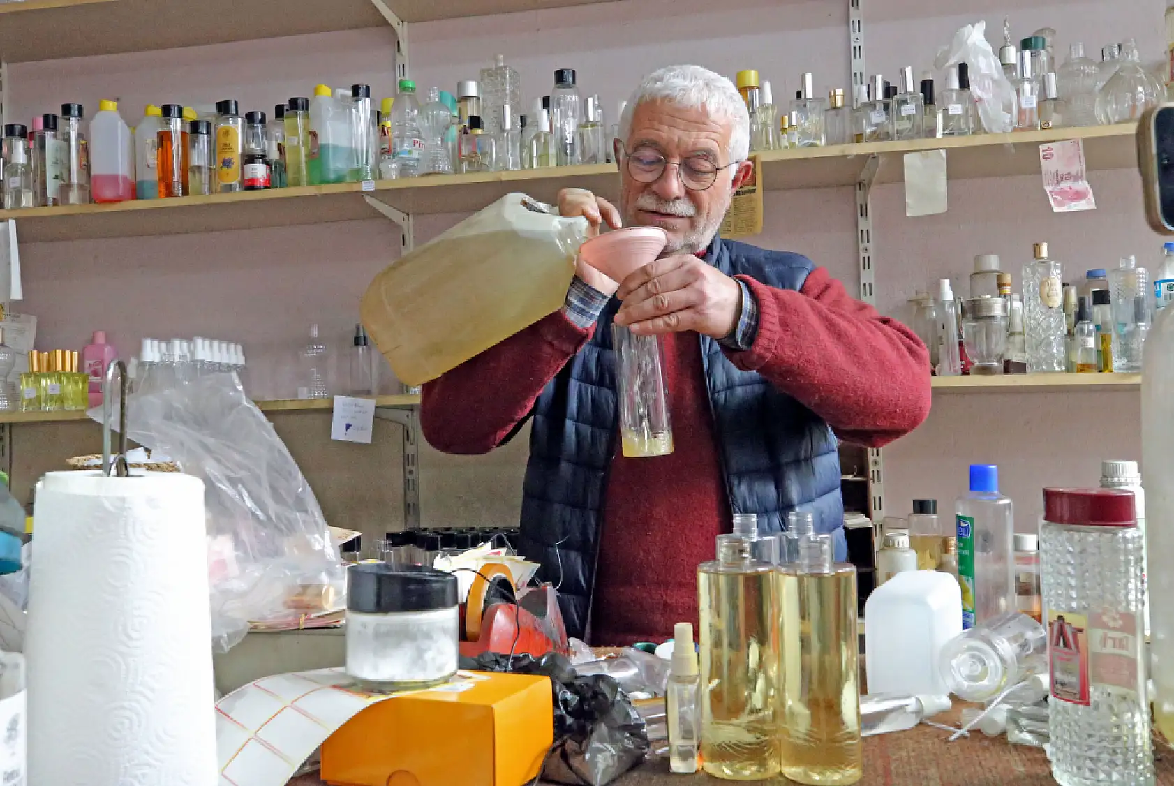 Muğla'nın 47 yıllık kolonyacısı, özel ürettiği kokularla bayram mesaisinde