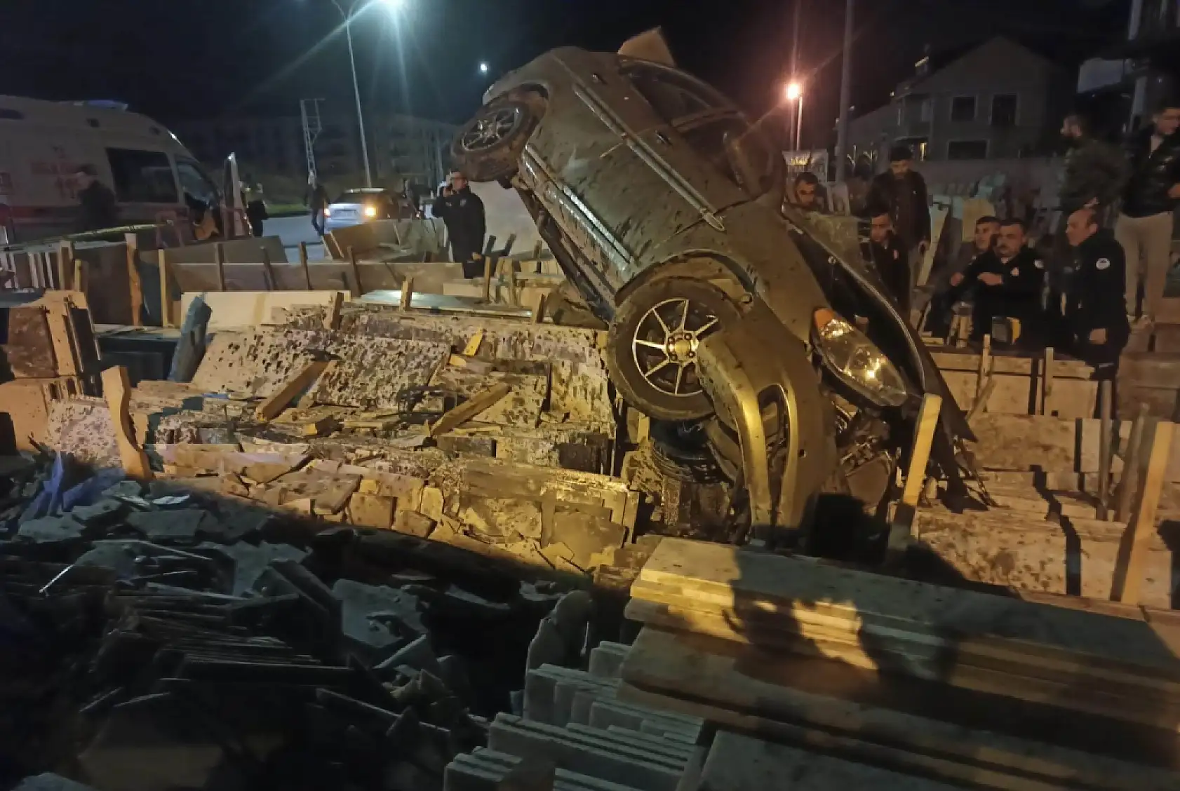 Kontrolden çıkan otomobil mermerlerin üzerine devrildi: 1 ölü