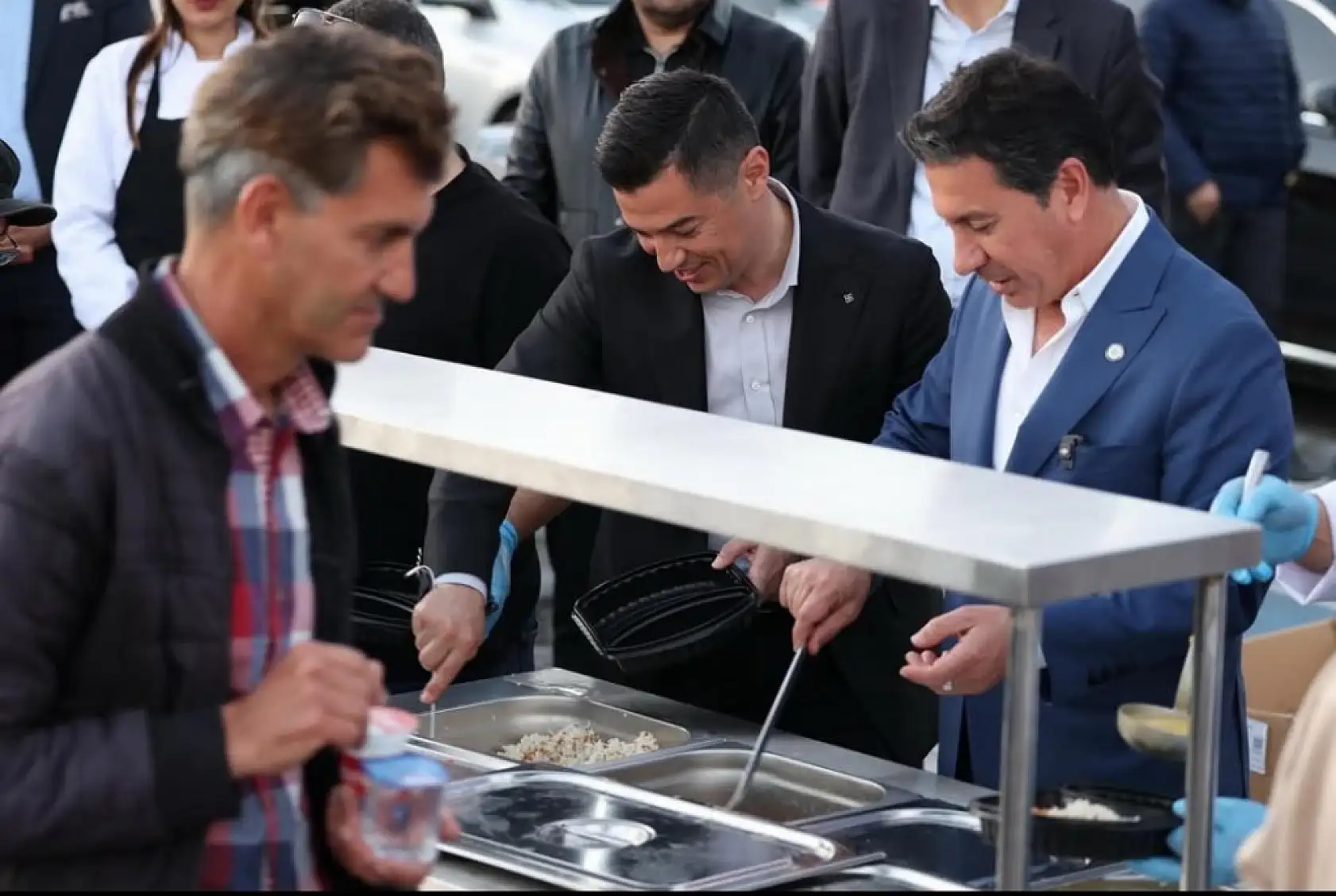 Başkan Aras ve Başkan Ünlü, Marmaris'te binlerce kişiyle iftar yaptı