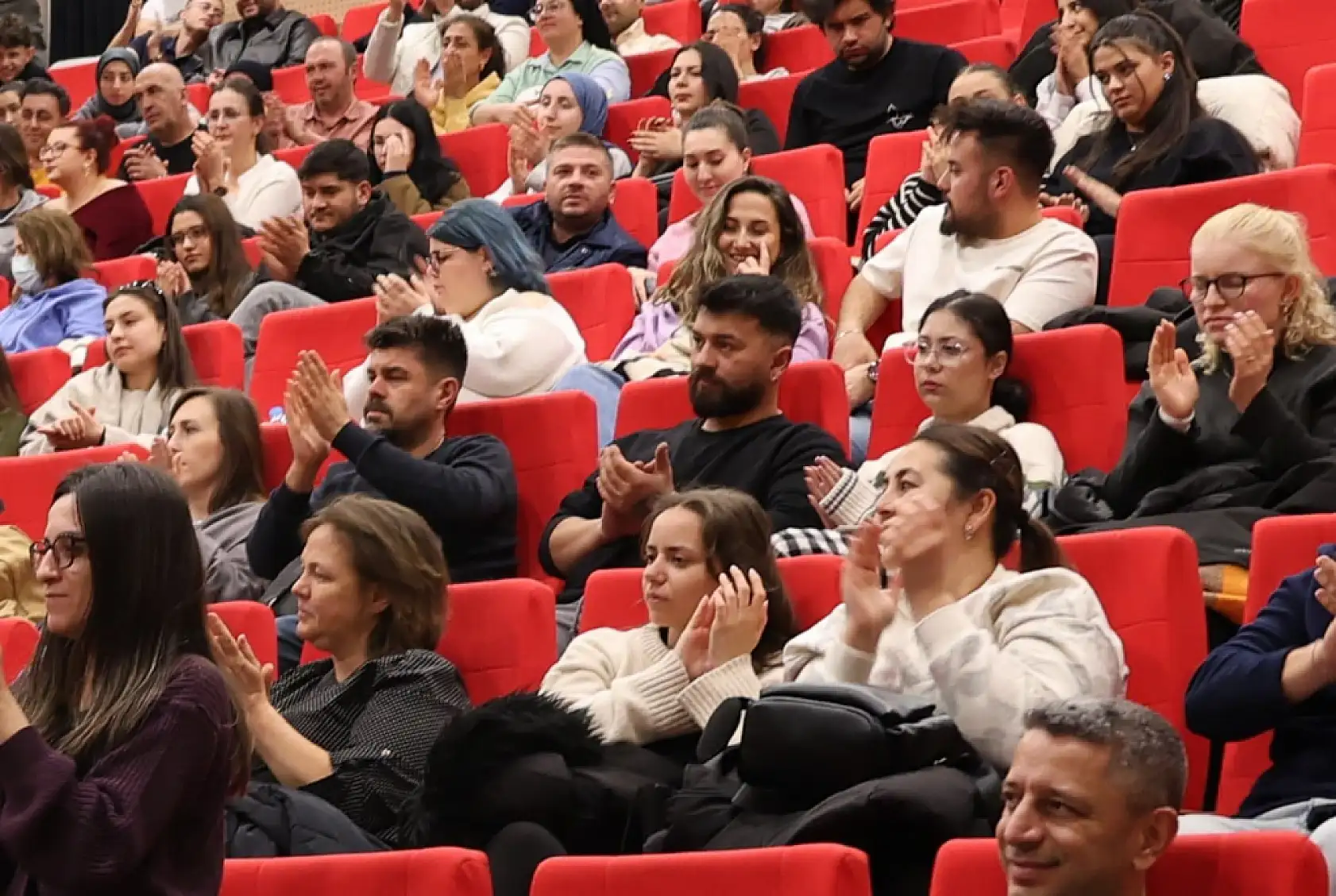 Menteşe Belediye Tiyatrosu Eskişehir'de sahne aldı