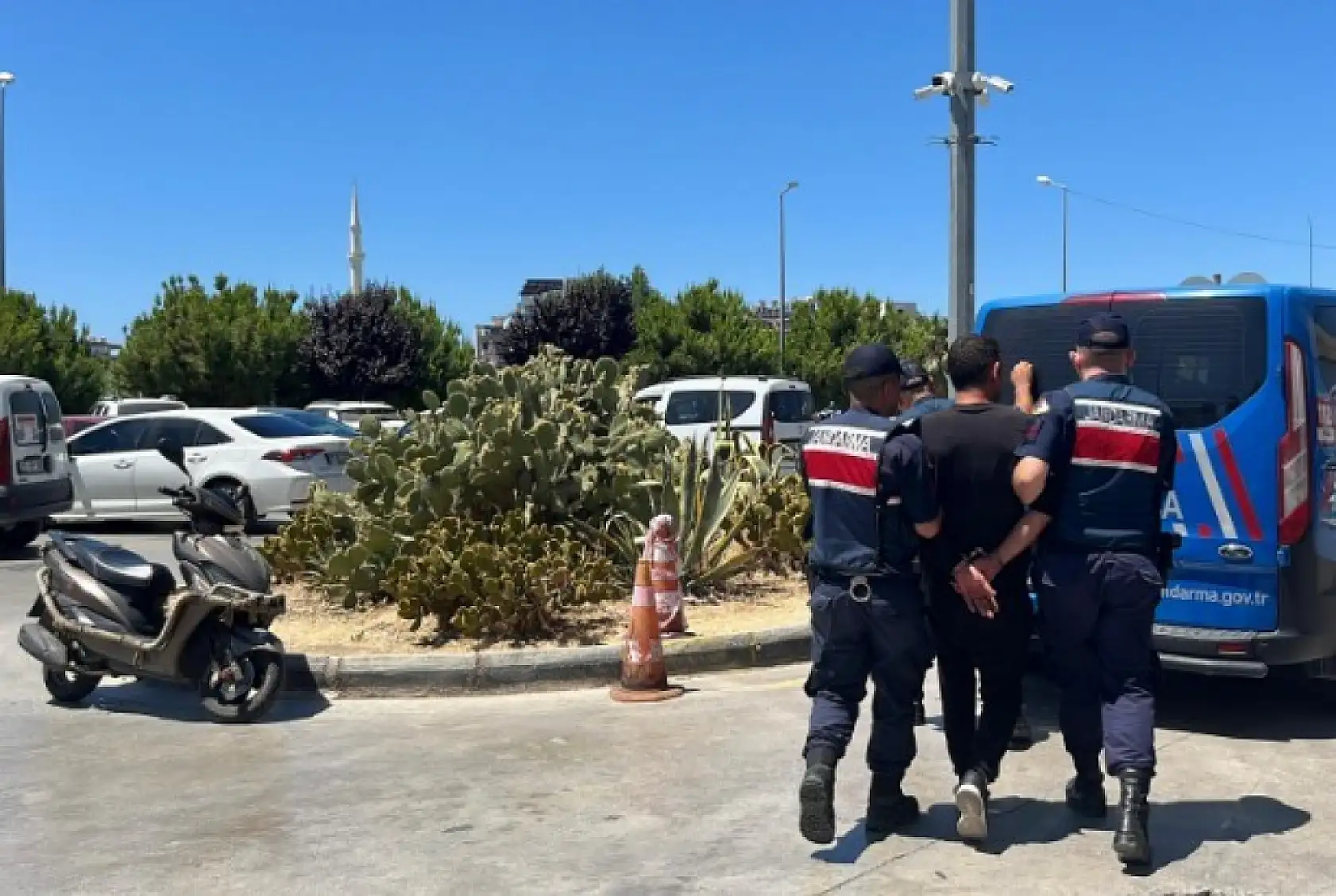 Birlikte yaşadığı eski eşini bıçakla yaraladı