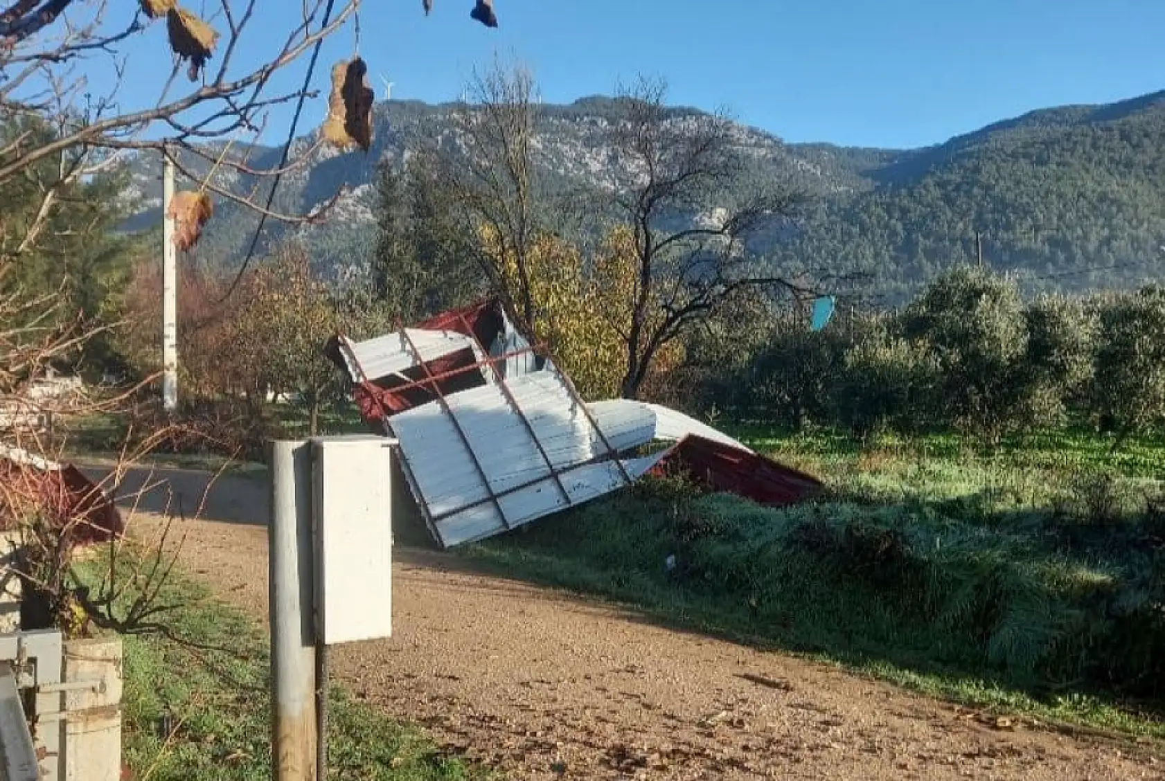 Menteşe'de fırtına yapılara zarar verdi