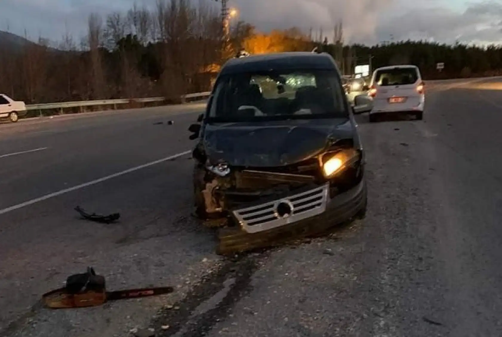 Denizli - Muğla yolunda feci kaza! İki kişi otomobilde sıkıştı..