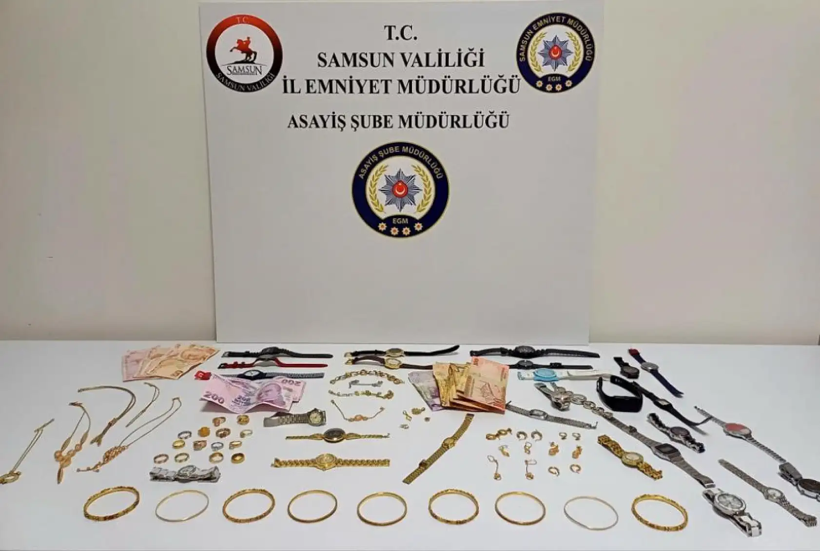'Sahte polis' 300 bin TL dolandırdı, gerçek polisten kaçamadı