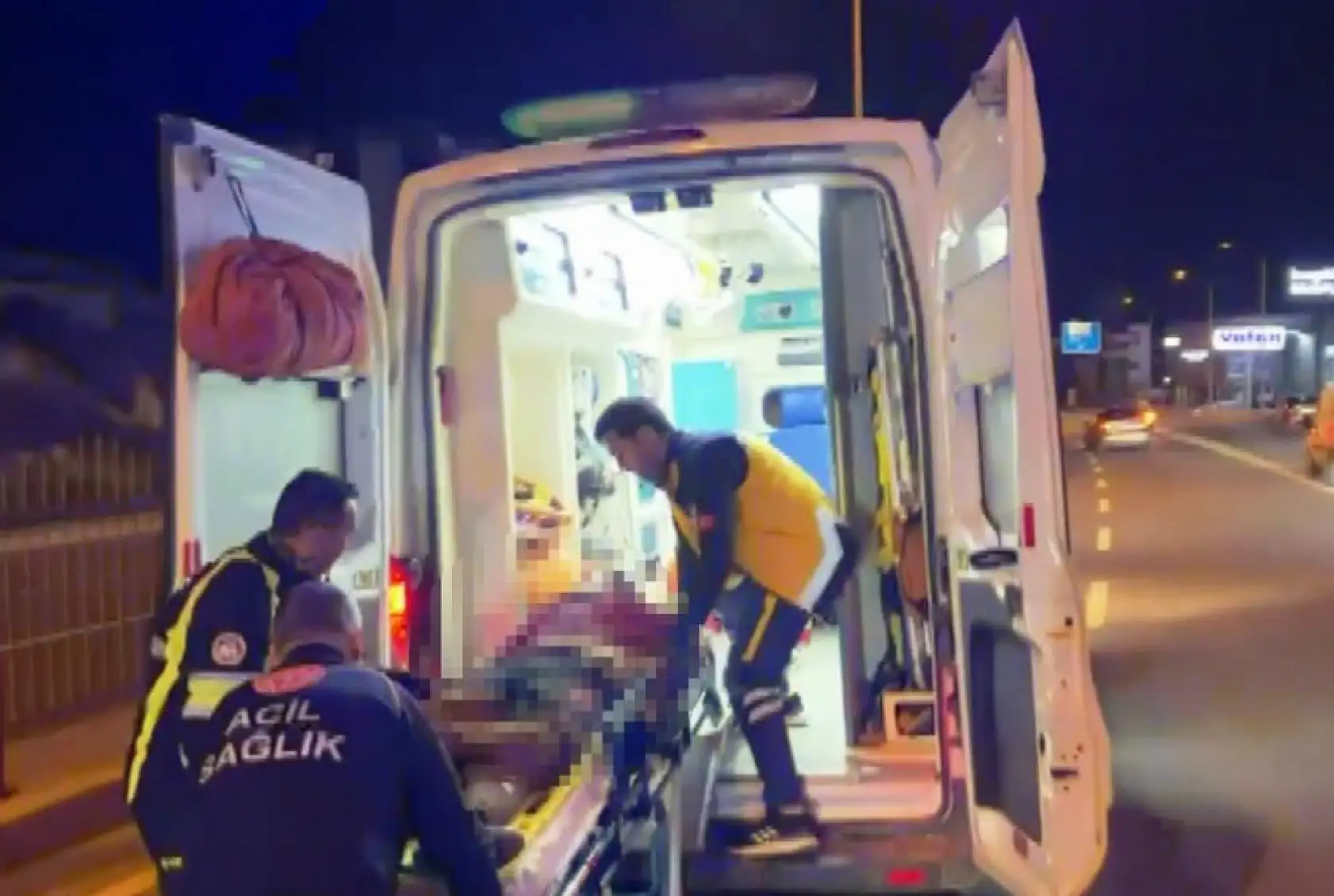 Kırmızı ışıkta durmayan otomobil yaşlı kadına çarptı: 1 ölü