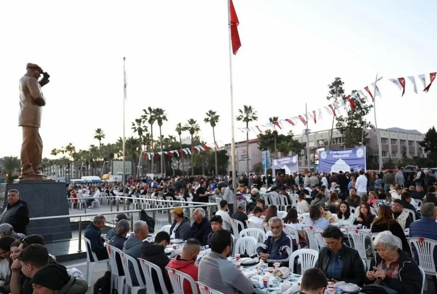Başkan Aras ve Başkan Ünlü, Marmaris'te binlerce kişiyle iftar yaptı