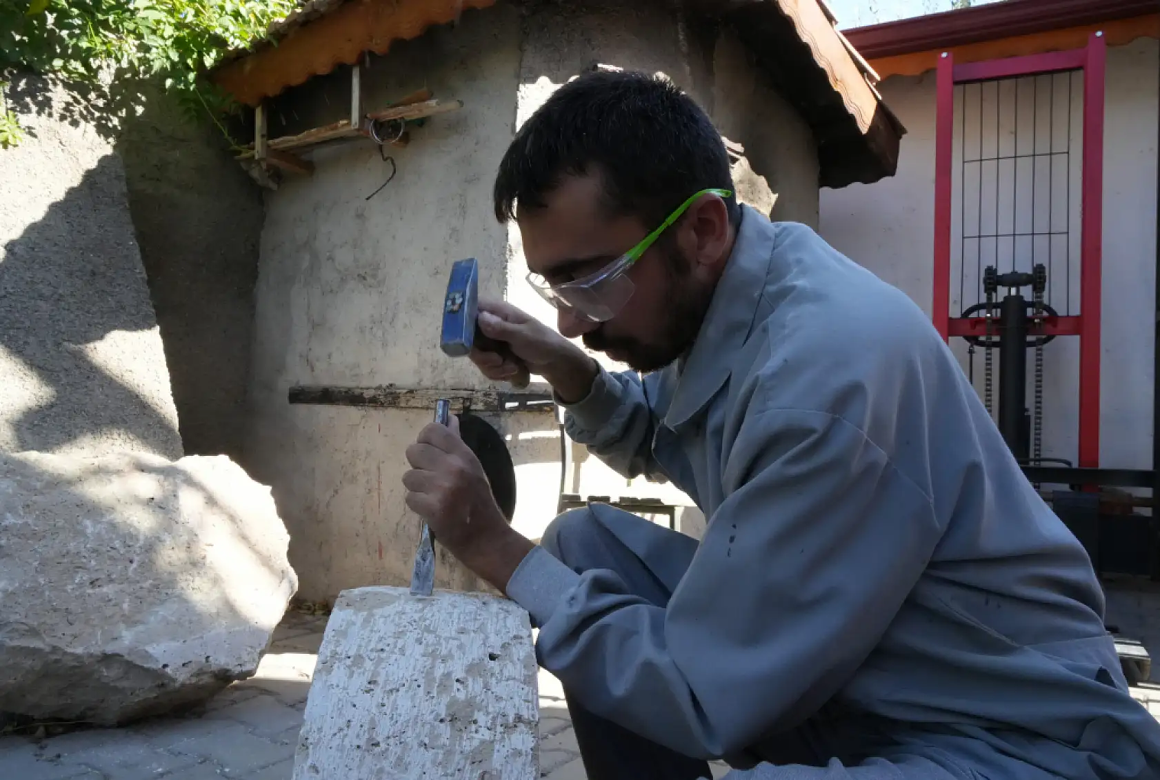 Yüzyıllık granit taş değirmen geleneği genç ustanın ellerinde hayat buluyor